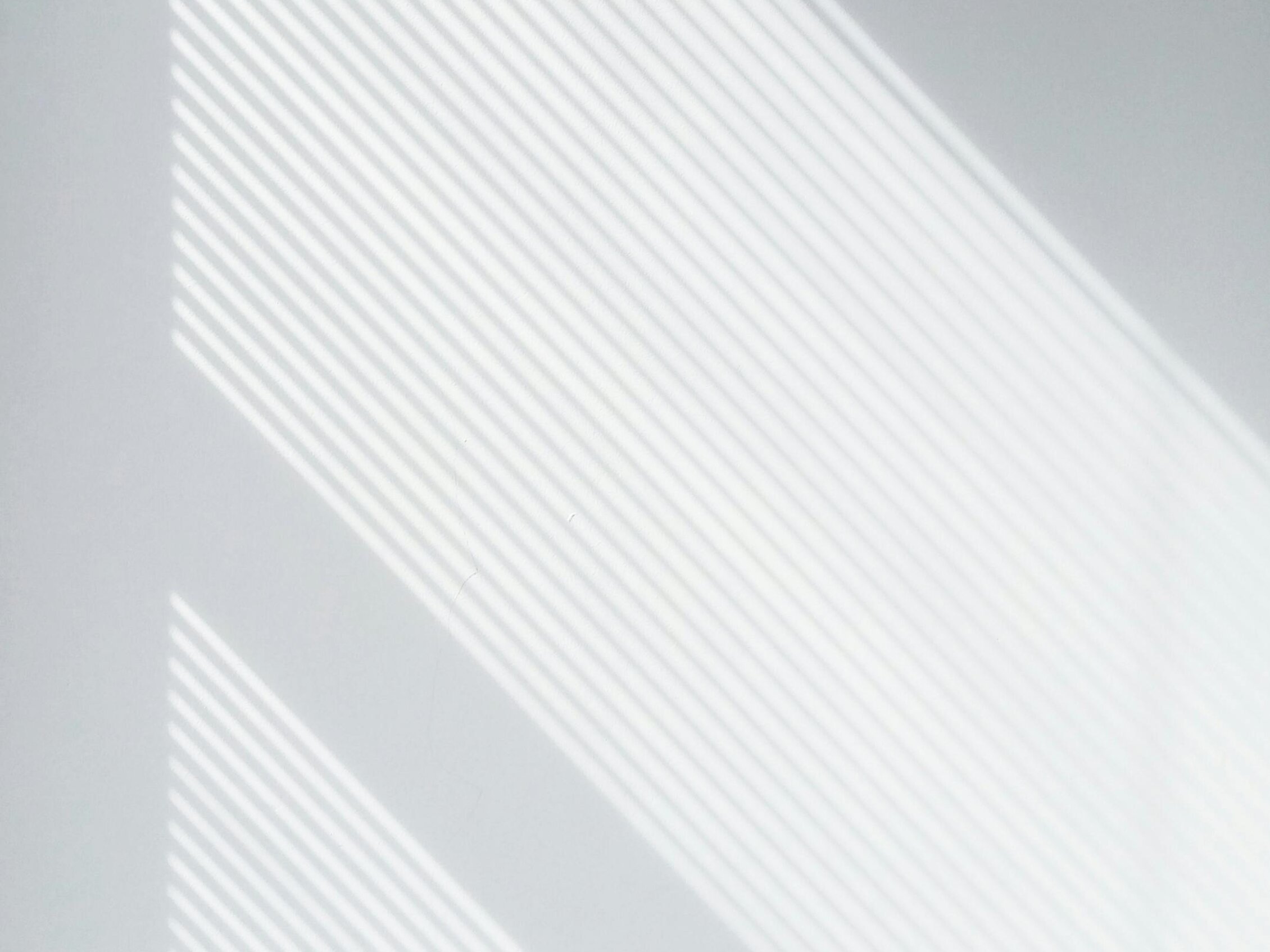 pattern di luci e ombre su una superficie chiara